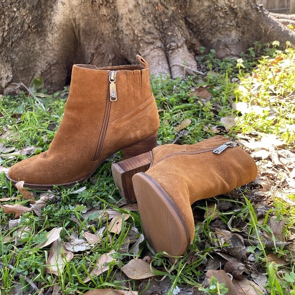 Blondo Reese taupe suede ankle booties size 6.5 - Picture 1 of 9